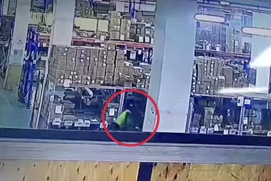 Xôn xao clip nam công nhân tử vong thương tâm tại 1 nhà máy ở Bình Dương