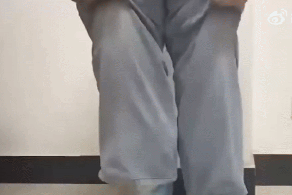 Phát hiện nữ du khách có dáng đi lạ, hải quan chặn lại kiểm tra: Vừa kéo ống quần lên, ai thấy cũng sốc!-2