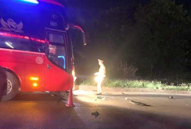 3 thanh niên đi xe máy tử vong sau va chạm với xe khách-1