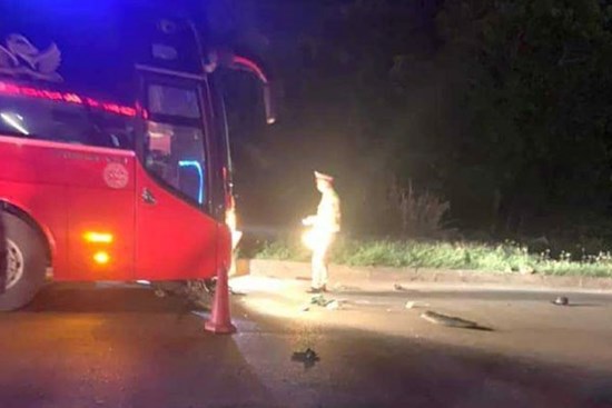 3 thanh niên đi xe máy tử vong sau va chạm với xe khách