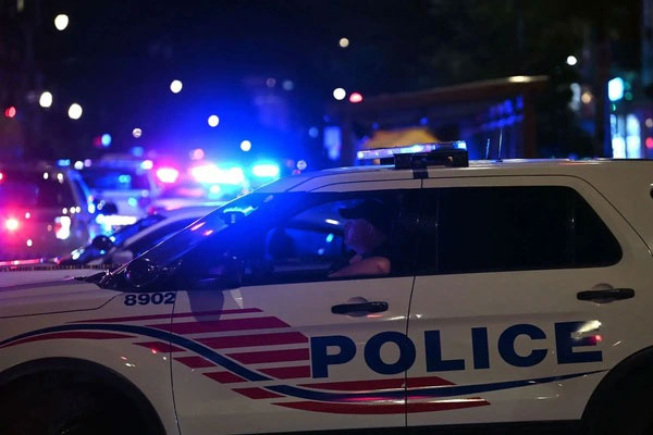 Xe điên” lao như bay vào hàng rào bảo vệ Nhà Trắng, 1 người thiệt mạng-1