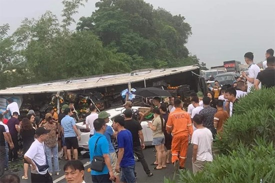 Tông xe liên hoàn trên cao tốc Nội Bài - Lào Cai, 6 phương tiện bị hư hỏng