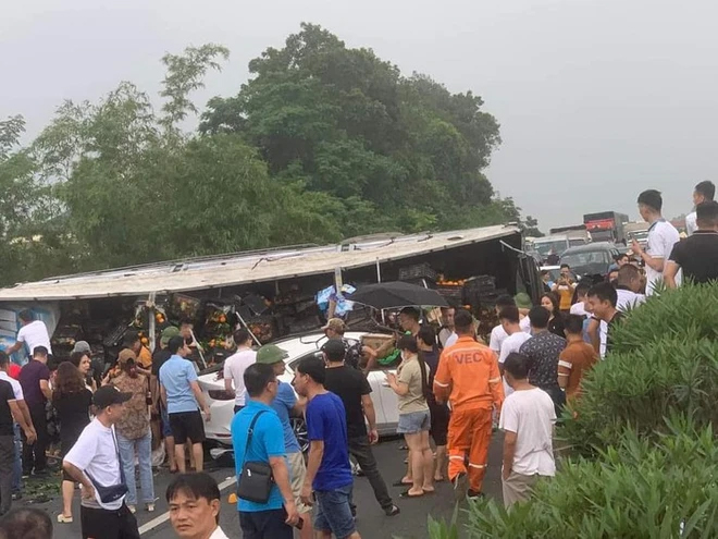 Tông xe liên hoàn trên cao tốc Nội Bài - Lào Cai, 6 phương tiện bị hư hỏng-1