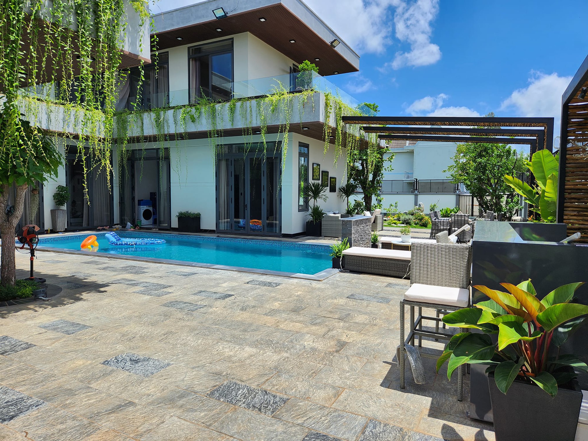 Đại gia BĐS của showbiz Việt sở hữu biệt thự triệu đô, vui vui tậu liền 2 miếng đất 2.000m2 cho con cắm trại chơi-2