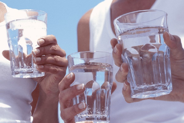 2 cách uống nước khiến thận chịu hành hạ mỗi ngày-1