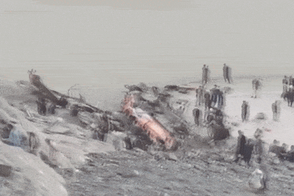 Mất lái ở khúc cua, xe buýt rơi xuống khe núi khiến 20 người tử vong