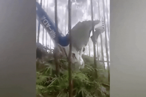 Máy bay Boeing mài bụng trên đường băng, tóe lửa khi hạ cánh vì hỏng động cơ-1