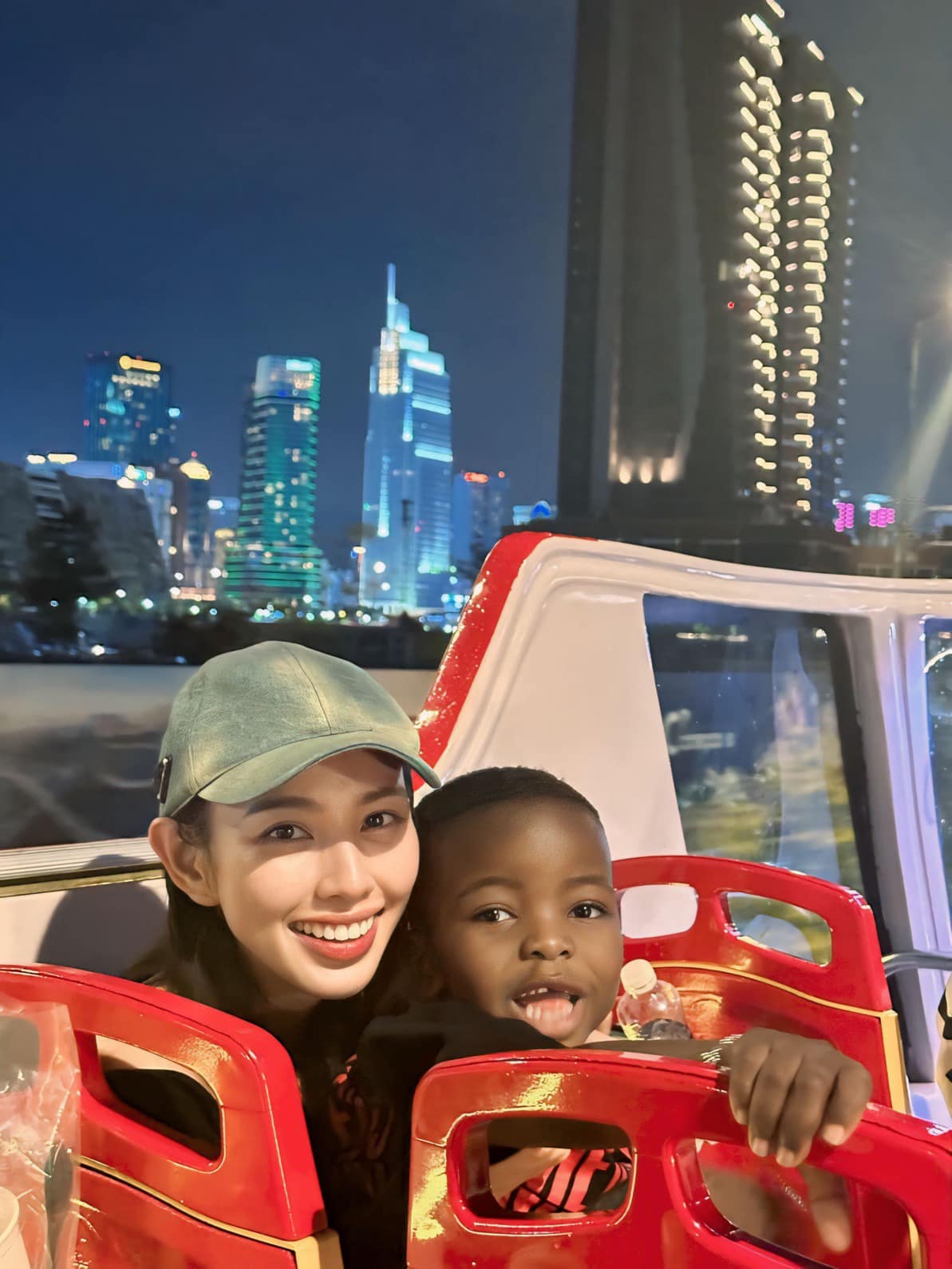 Hoa hậu Thùy Tiên quấn quýt bên Lôi Con-4