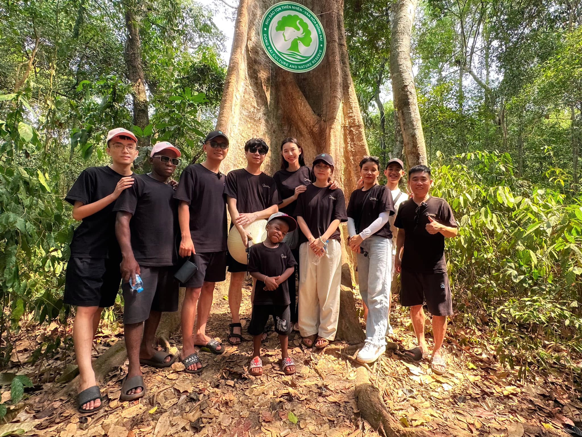 Hoa hậu Thùy Tiên quấn quýt bên Lôi Con-7