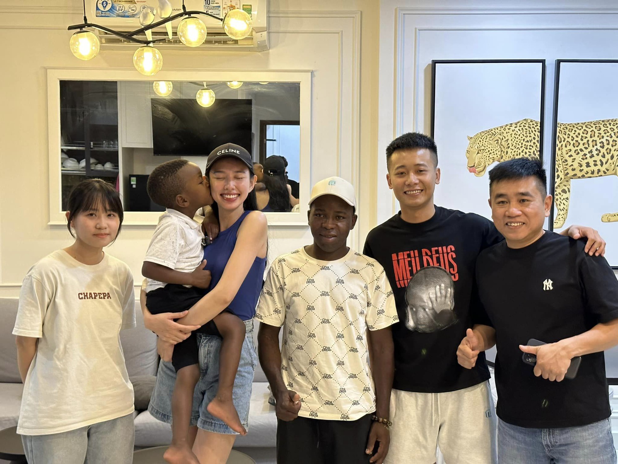 Hoa hậu Thùy Tiên quấn quýt bên Lôi Con-2