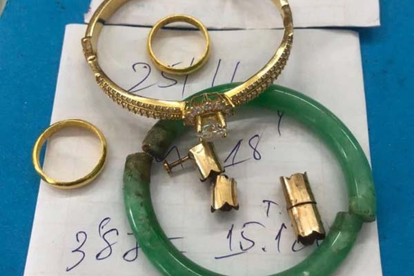 Gã đàn ông cởi trần tát cô gái ngã ngửa giữa đường: Con gái mất dạy tao cứ đập-3