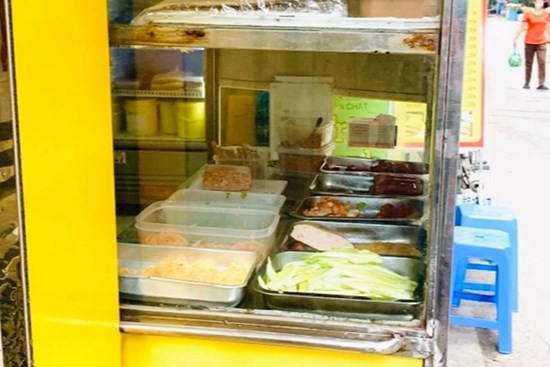 Bánh mì pate, bánh mì ruốc thịt bán ngoài đường phố... và những mối lo về nguy cơ ngộ độc, an toàn thực phẩm