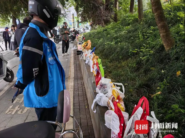 CĐM Trung Quốc phẫn nộ khi gửi đồ ăn đến nơi chàng trai 21 tuổi tự tử nhưng bên trong là hộp rỗng: Hàng loạt thương hiệu xin lỗi, sa thải nhân viên ngay và luôn!-2