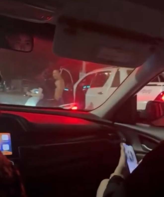 Gã đàn ông cởi trần tát cô gái ngã ngửa giữa đường: Con gái mất dạy tao cứ đập-1