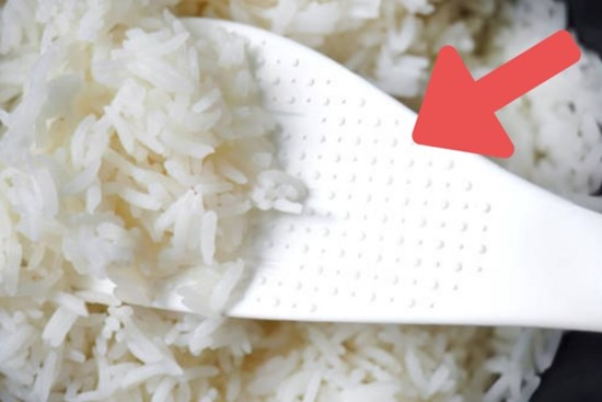 Các chấm sần trên muôi xới cơm có tác dụng gì?