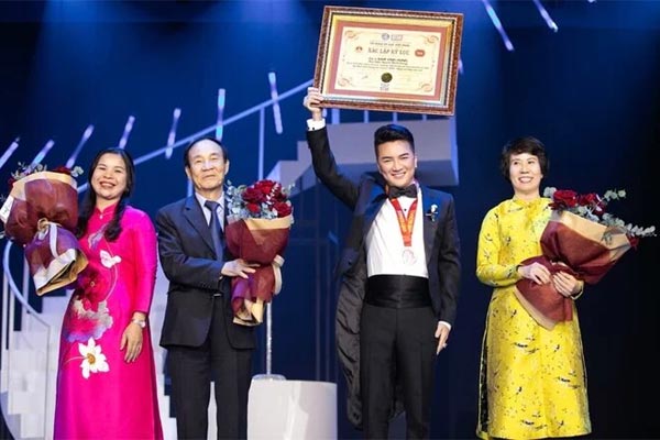 Bộ Văn hóa vào cuộc vụ Đàm Vĩnh Hưng cài huy hiệu lạ khi diễn-2