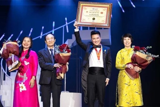 Đàm Vĩnh Hưng nhận bằng xác lập kỷ lục mới