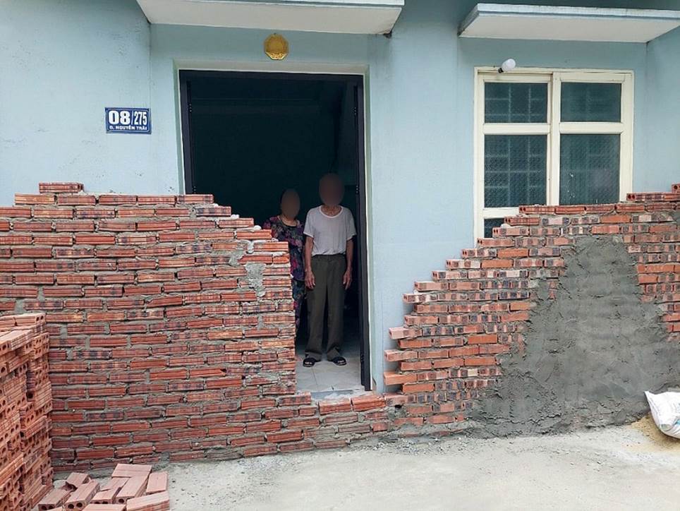 Vụ hai cụ già đứng trong ngôi nhà bị hàng xóm xây tường bịt kín cửa: Hé lộ nguồn cơn sự việc-1