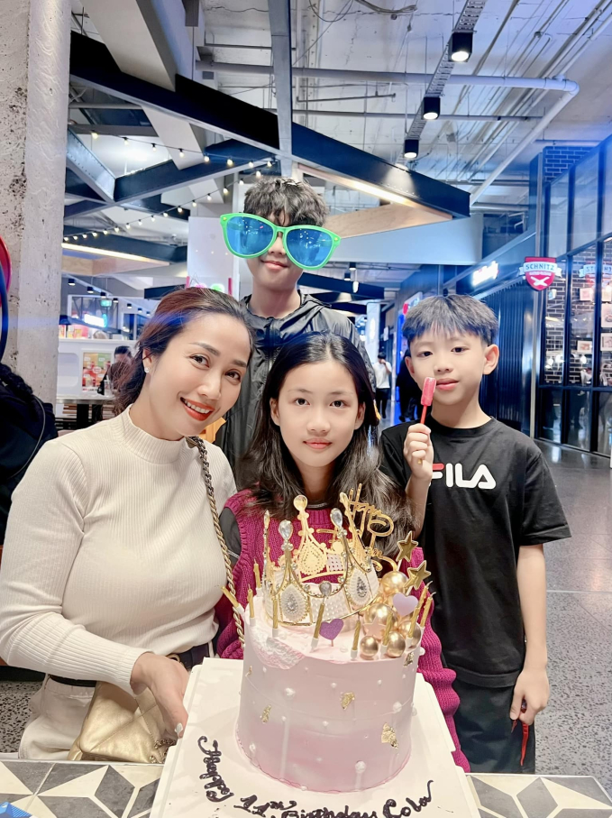 Ốc Thanh Vân ở Úc: 3 con đem gửi bạn bè, tự lái xe chạy show đến tối mịt-6