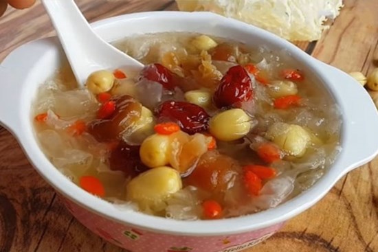 Nấu món chè này ăn thường xuyên trong mùa hè sẽ có tác dụng thanh nhiệt, thải độc và tốt hơn nhiều so với trà sữa