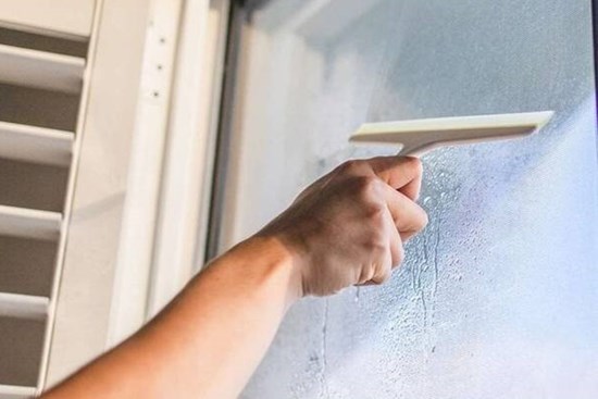 Một số thủ thuật vệ sinh kính sạch bong, trong suốt