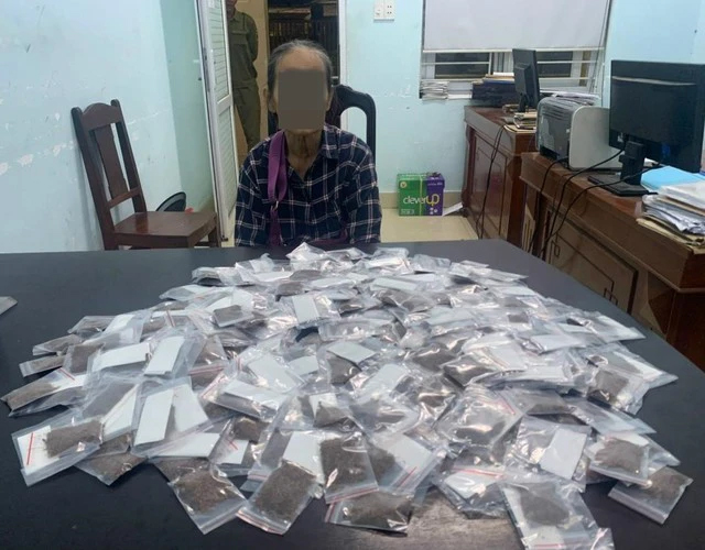 Choáng với số ma túy dạng cỏ Mỹ trong người cụ bà 69 tuổi-1