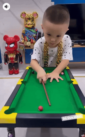 Con trai Duy Mạnh về nhà sau khi đi bệnh viện chữa bệnh hiếm, quậy tưng bừng, vay tiền các chú cầu thủ giúp bố-1