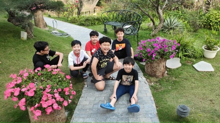 NSND Xuân Bắc đăng ảnh phòng của 2 con trai lớn, để lộ kho tàng độc đáo trong biệt phủ ngoại ô-25