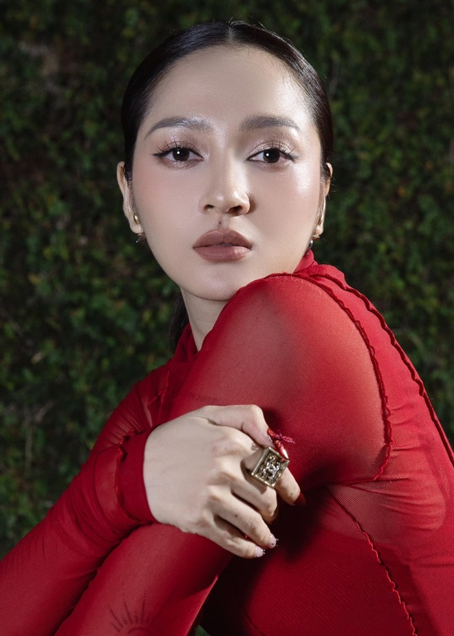 Bảo Anh chiếm spotlight với váy khoét sâu gợi cảm, khoe sắc vóc nóng bỏng bất bại trước cam thường-5