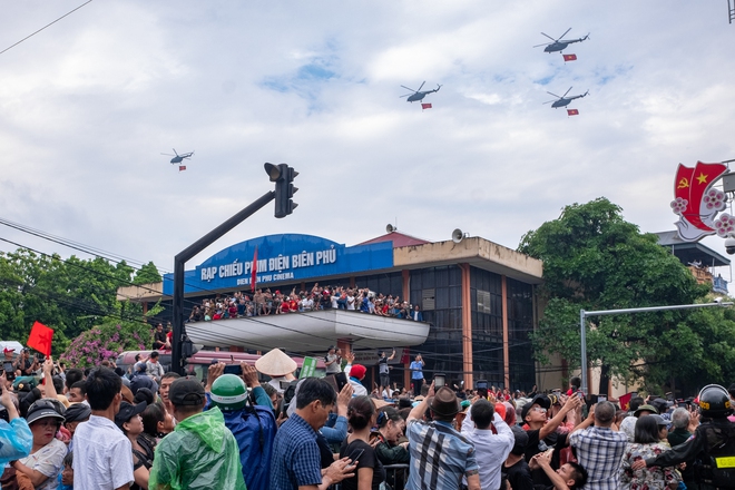 Clip, ảnh: Dàn máy bay trực thăng mang cờ Tổ quốc trình diễn trên bầu trời Điện Biên, người dân hào hứng dõi theo-1
