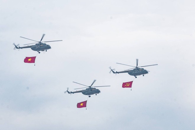 Clip, ảnh: Dàn máy bay trực thăng mang cờ Tổ quốc trình diễn trên bầu trời Điện Biên, người dân hào hứng dõi theo-2