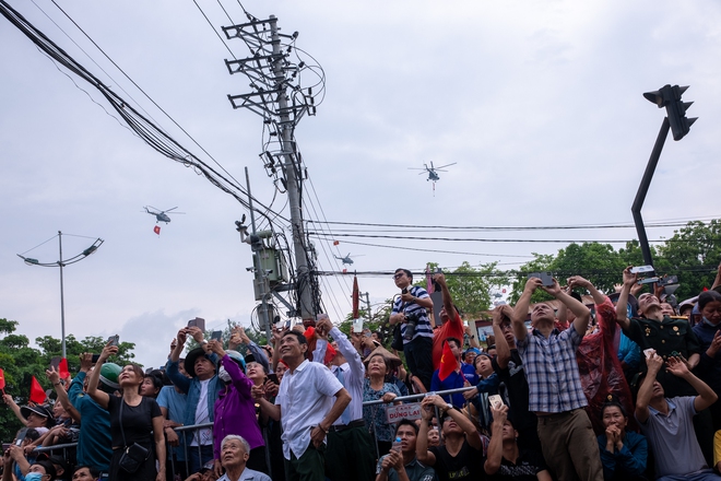 Clip, ảnh: Dàn máy bay trực thăng mang cờ Tổ quốc trình diễn trên bầu trời Điện Biên, người dân hào hứng dõi theo-3