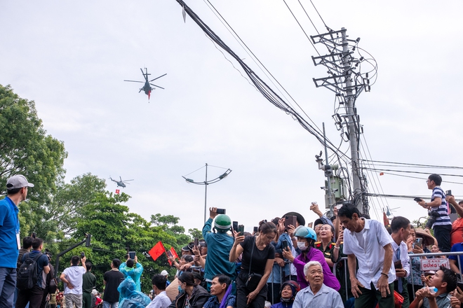Clip, ảnh: Dàn máy bay trực thăng mang cờ Tổ quốc trình diễn trên bầu trời Điện Biên, người dân hào hứng dõi theo-4