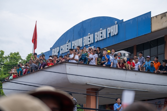 Clip, ảnh: Dàn máy bay trực thăng mang cờ Tổ quốc trình diễn trên bầu trời Điện Biên, người dân hào hứng dõi theo-5
