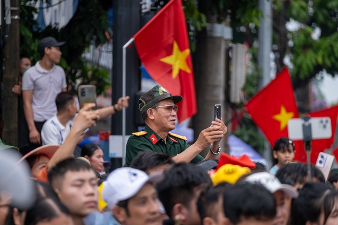 Clip, ảnh: Dàn máy bay trực thăng mang cờ Tổ quốc trình diễn trên bầu trời Điện Biên, người dân hào hứng dõi theo-6
