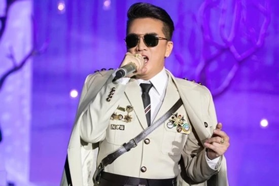 Bộ Văn hóa vào cuộc vụ Đàm Vĩnh Hưng cài huy hiệu 'lạ' khi diễn