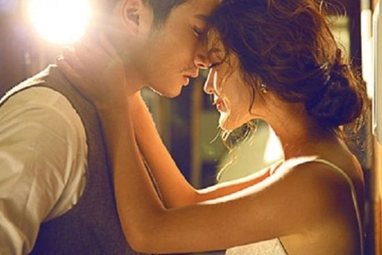 Chồng nói đi tập huấn nhưng lại âu yếm chia tay người đẹp ngay trước cửa... nhà nghỉ