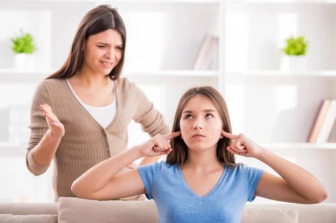 Con lười học, dán mắt vào điện thoại cả ngày, chồng tôi chỉ nói một câu mà đứa con gái bướng bỉnh liền tỉnh ngộ-1