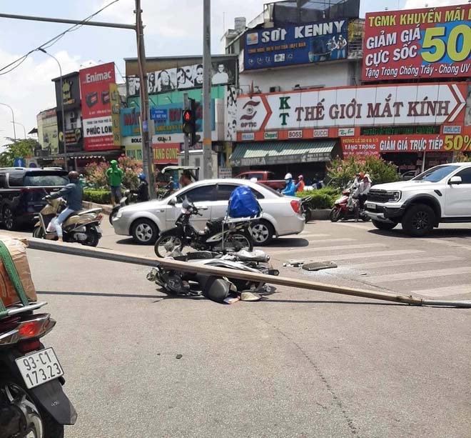 TPHCM: Trụ đèn khủng trên cầu đổ xuống đường, đè trúng một phụ nữ đi xe máy-2