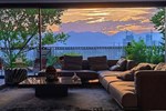 Căn hộ có chiếc view đẹp như tranh, không gian phủ màu xanh khiến netizen nức nở: Mê cách yêu thiên nhiên của nữ chủ nhân