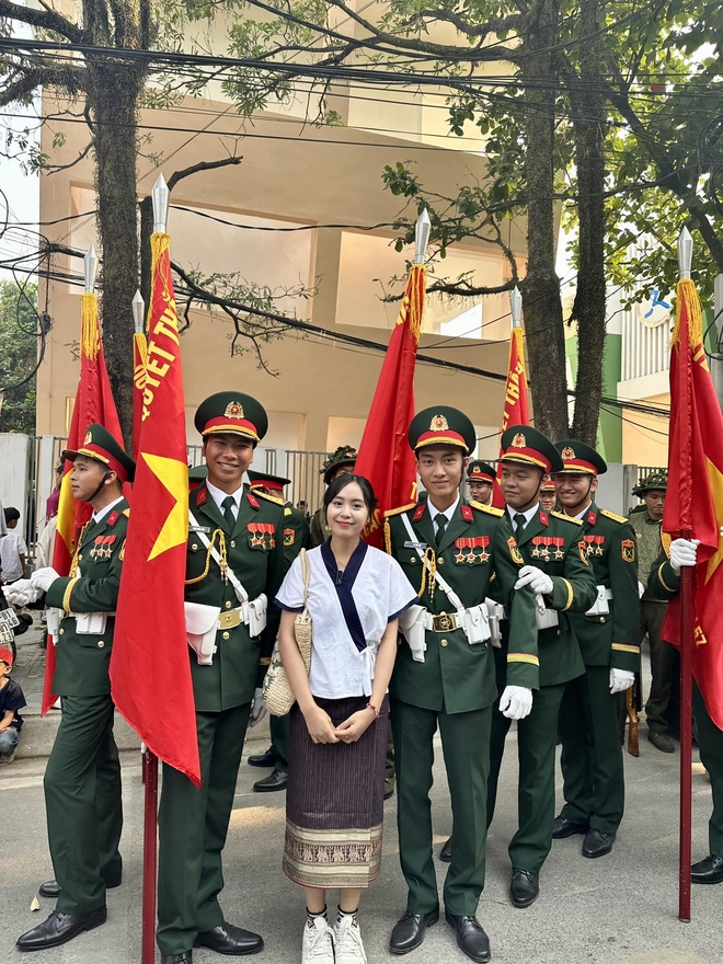 Hot girl Lào vượt 500km đến Điện Biên, chụp ảnh cùng bộ đội Việt: Quá mê các anh lính diễu hành-1