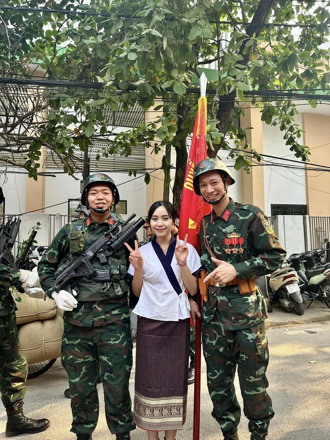 Hot girl Lào vượt 500km đến Điện Biên, chụp ảnh cùng bộ đội Việt: Quá mê các anh lính diễu hành-2