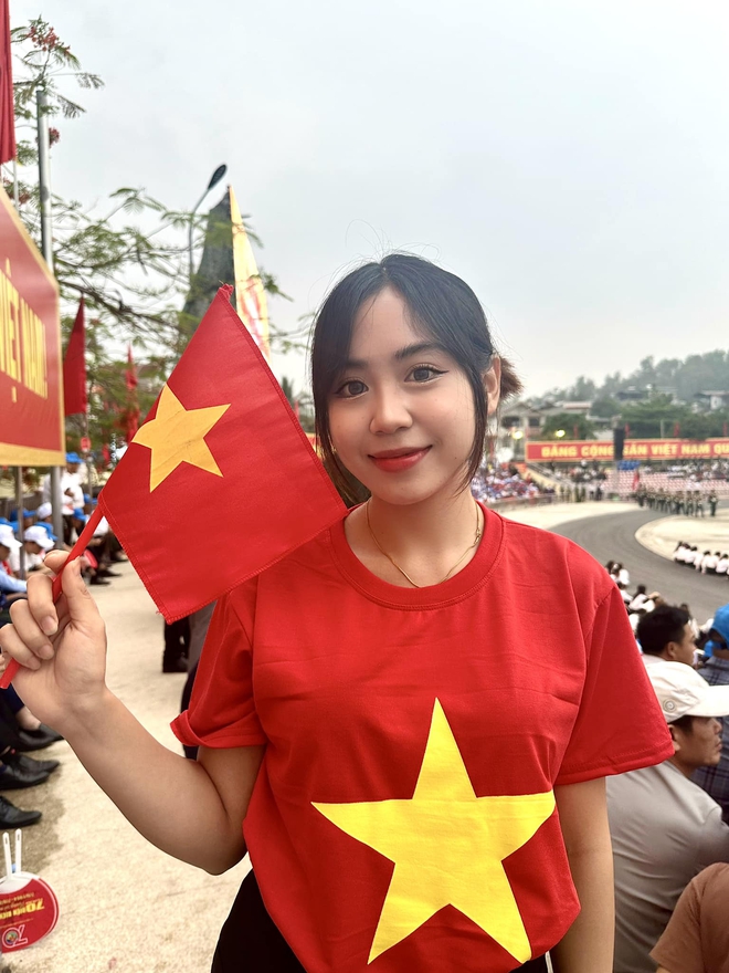 Hot girl Lào vượt 500km đến Điện Biên, chụp ảnh cùng bộ đội Việt: Quá mê các anh lính diễu hành-10