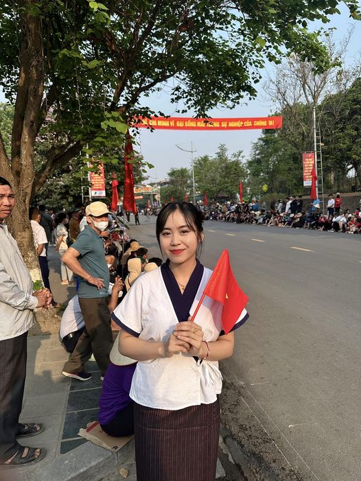 Hot girl Lào vượt 500km đến Điện Biên, chụp ảnh cùng bộ đội Việt: Quá mê các anh lính diễu hành-12