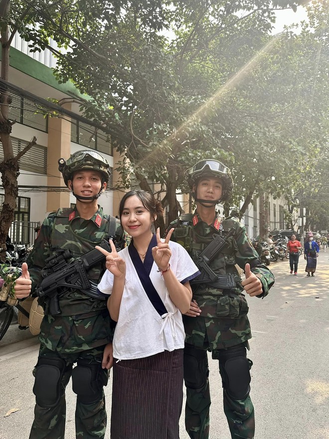 Hot girl Lào vượt 500km đến Điện Biên, chụp ảnh cùng bộ đội Việt: Quá mê các anh lính diễu hành-3