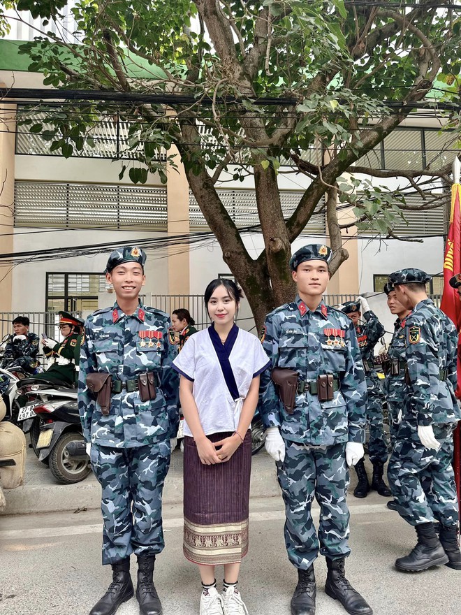 Hot girl Lào vượt 500km đến Điện Biên, chụp ảnh cùng bộ đội Việt: Quá mê các anh lính diễu hành-4