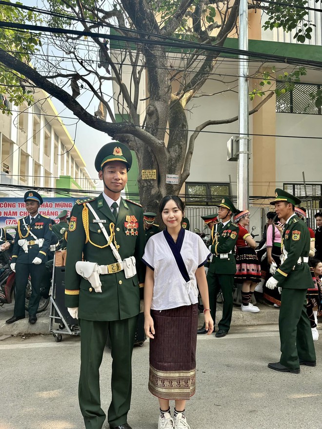Hot girl Lào vượt 500km đến Điện Biên, chụp ảnh cùng bộ đội Việt: Quá mê các anh lính diễu hành-5