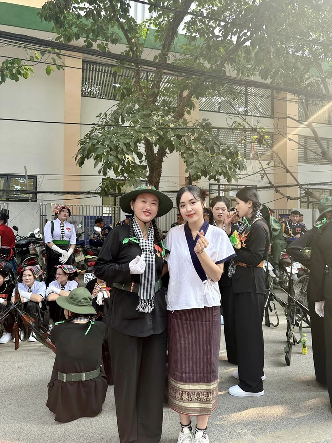 Hot girl Lào vượt 500km đến Điện Biên, chụp ảnh cùng bộ đội Việt: Quá mê các anh lính diễu hành-6