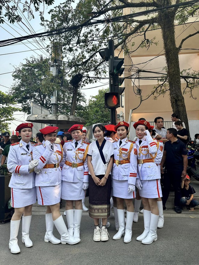 Hot girl Lào vượt 500km đến Điện Biên, chụp ảnh cùng bộ đội Việt: Quá mê các anh lính diễu hành-7