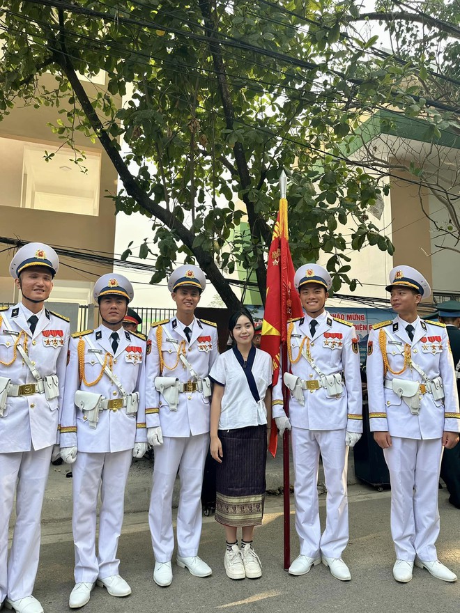 Hot girl Lào vượt 500km đến Điện Biên, chụp ảnh cùng bộ đội Việt: Quá mê các anh lính diễu hành-9